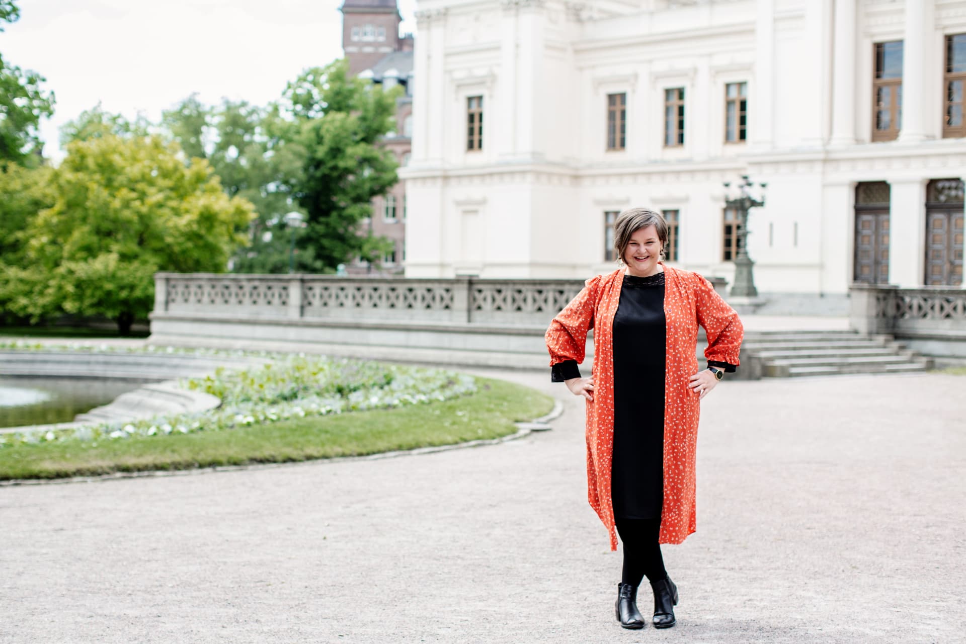 Sanne Frandsen in an orange kimono in front of a university building